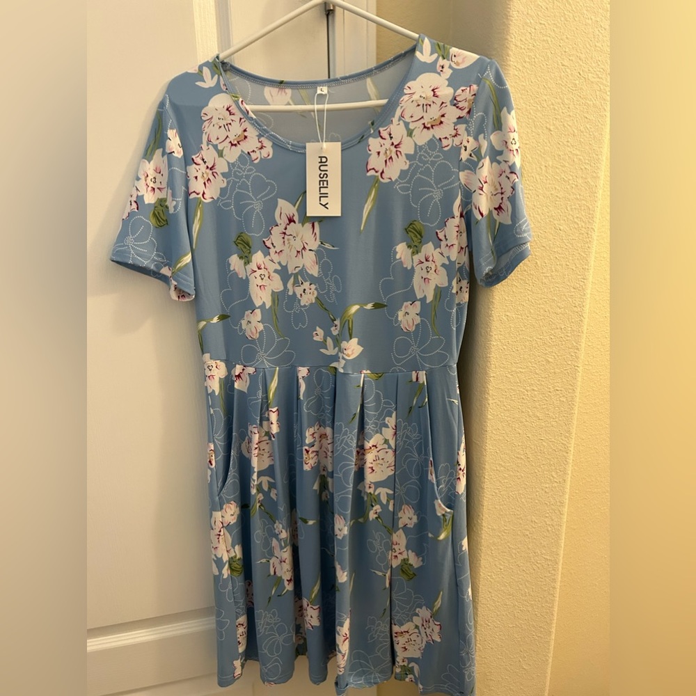 Women’s Auselily shirt sleeve dress size-large  floral pattern NWT..